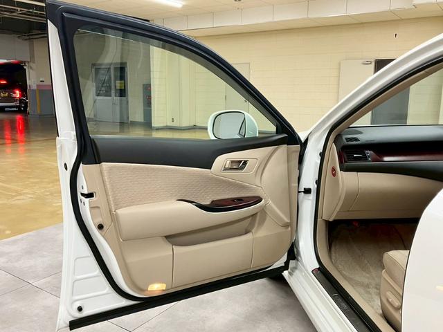 ディーラーならではの安心感、県内最大級２０レーンの自社指定サービス工場完備。熟練のサービススタッフが購入後も長いお付き合いをお客様のお車をサポート致します！【無料通話００７８－６０４２－７７３０】