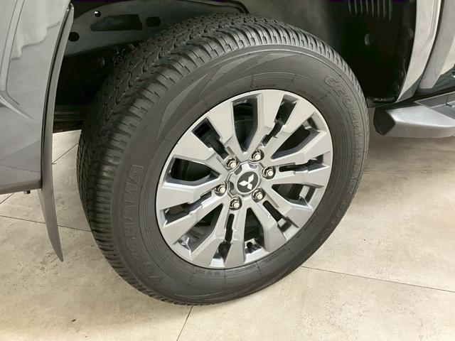 弊社全車両プロの査定士による査定・鑑定書付きで御座います。また、事故車や修復歴車などの取り扱いは１台もございませんのでご安心くださいませ！　【無料通話００７８－６０４２－７７３０】