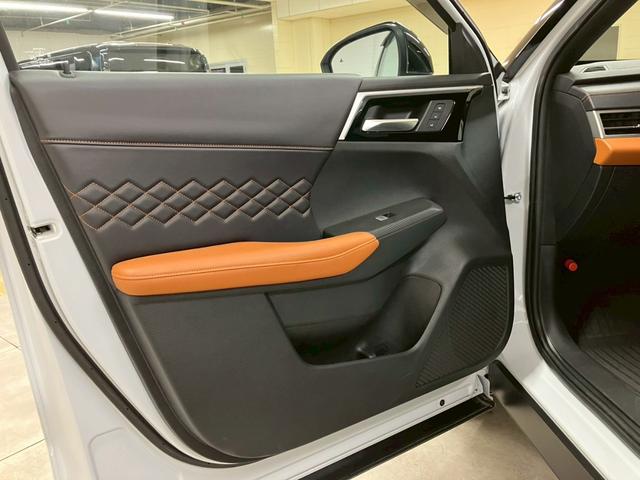 お客様のカーライフをサポートさせて頂きます。販売だけではなく整備も併設した大型のサービス工場で熟練のサービススタッフがサポートさせていただきます。お任せ下さい！【無料通話００７８－６０４２－７７３０】