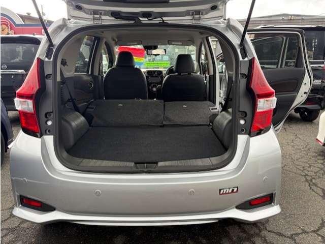 【シートアレンジ】シートを倒せば荷室も広々確保出来ます。