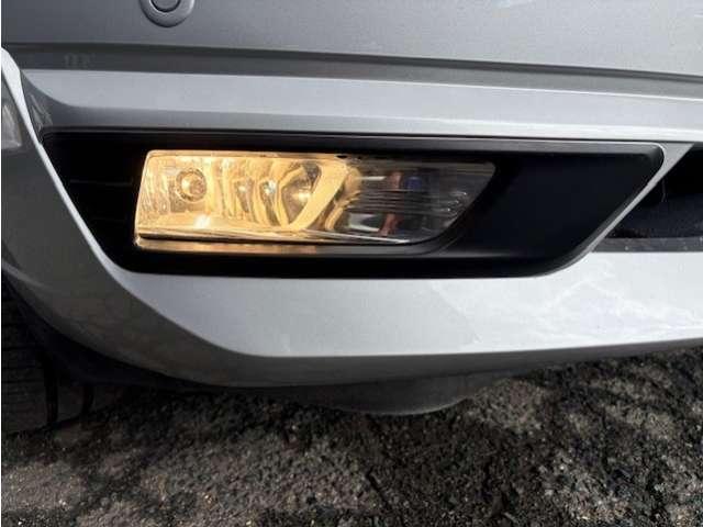 【ライトランプ】暗い夜道やトンネル内など明るい光で照らして運転をサポート。危険な暗所もこれで安心！