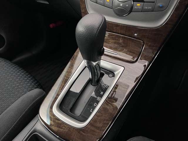 シフトレバー周りもきれいな状態です。