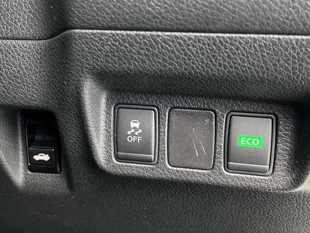 トランクはレバーを引くと開きます。