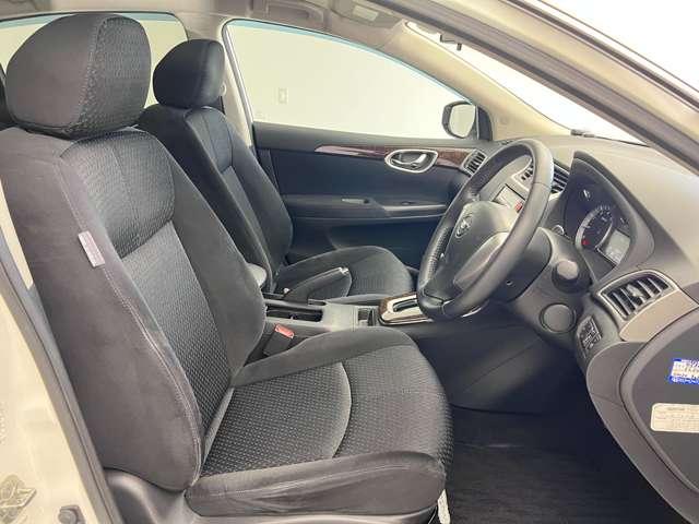 運転席も広くゆとりのある室内です