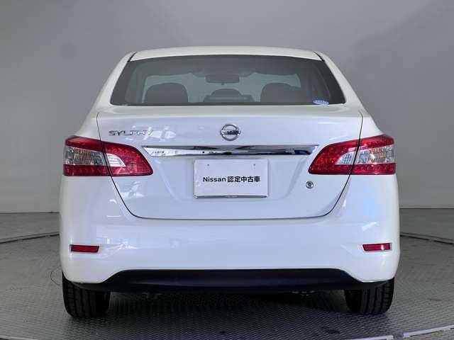 【細かい細部まで洗浄済】エンブレムやヒンジ部分まで細部にわたって洗浄しております。