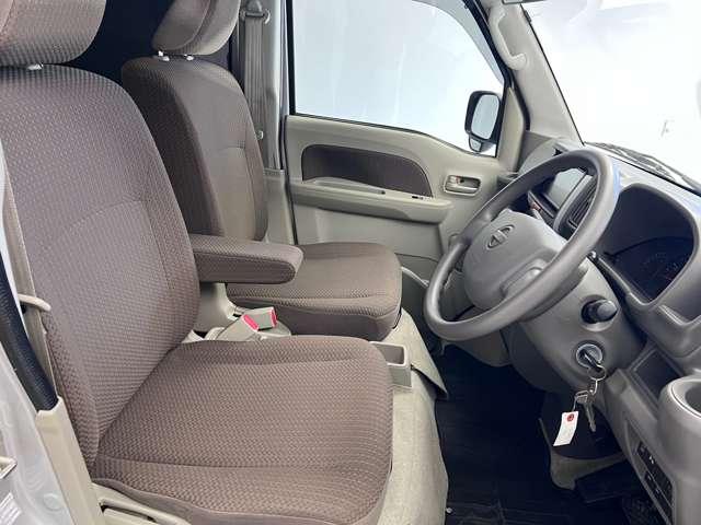 運転席も広くゆとりのある室内です