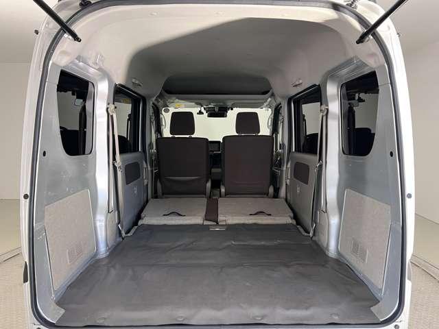 フルフラットに倒すとさらに多くの荷物を乗せることができます。