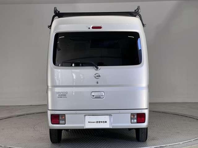 【細かい細部まで洗浄済】エンブレムやヒンジ部分まで細部にわたって洗浄しております。