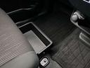 助手席下にも収納スペースがございます！