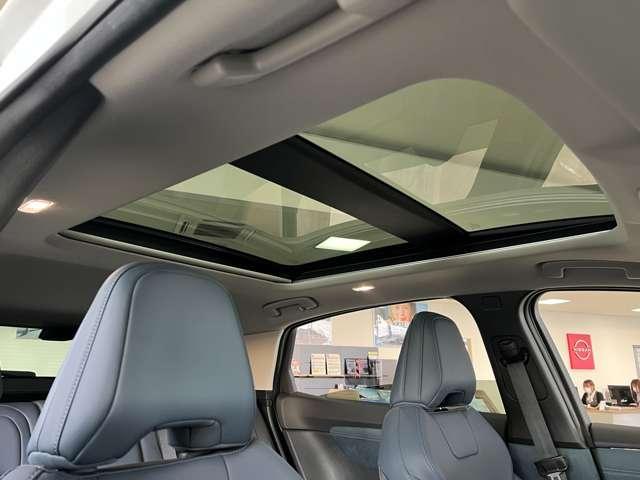 ��ƌq����A�J�����B�d���V�F�[�h�t�p�m���~�b�N�K���X���[�t�@�㕔���Ȃ܂ōL����傫�ȃK���X���[�t���A�ԓ��𖾂邭�J���I�ȋ�ԂɁB�h���C�u�̌i�F���K�����ƕς��܂��B