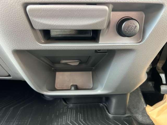 NV350キャラバンバン 2.5 DX ロングボディ ディーゼルターボ 4WD バックカメラ ETC レンタカーアップ Bカメ オートエアコン 点検記録簿付 盗難防止システム キーフリーシステム パワーステ エアバッグ パートタイム4WD ABS ETC パワーウィンド 衝突軽減システム(12枚目)