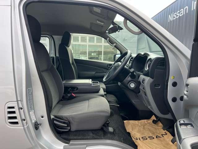 NV350キャラバンバン 2.5 DX ロングボディ ディーゼルターボ 4WD バックカメラ ETC レンタカーアップ Bカメ オートエアコン 点検記録簿付 盗難防止システム キーフリーシステム パワーステ エアバッグ パートタイム4WD ABS ETC パワーウィンド 衝突軽減システム(16枚目)