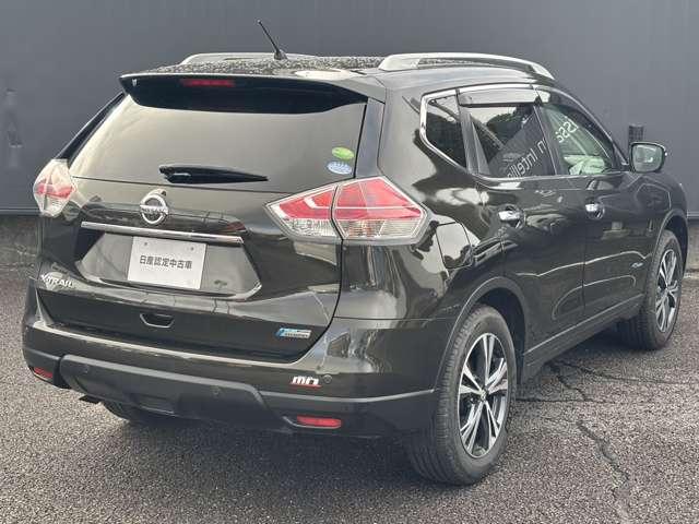 �{�f�B�J���[�͐[�߂̃O���[���ɂȂ�܂��B