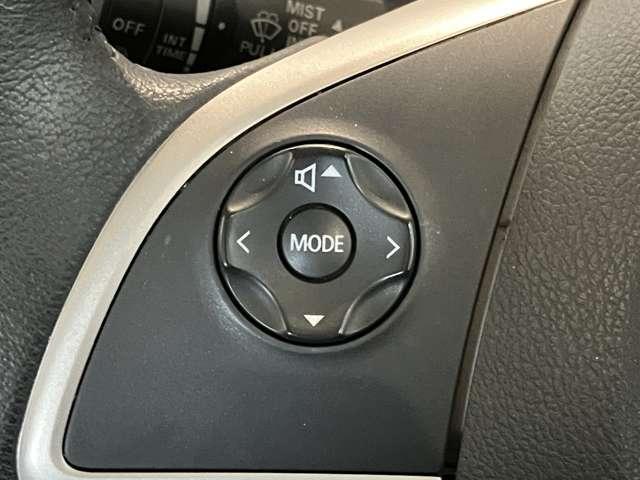 ステアリングスイッチで、目線を逸らさずオーディオの操作やメーター内のディスプレイの変更ができます。