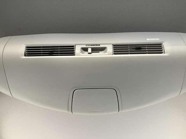 後席に風を送るリアシーリングファン付きです♪室内の空気を循環してくれるので後部座席に乗る方も快適に過ごせるのが嬉しい機能ですよね☆