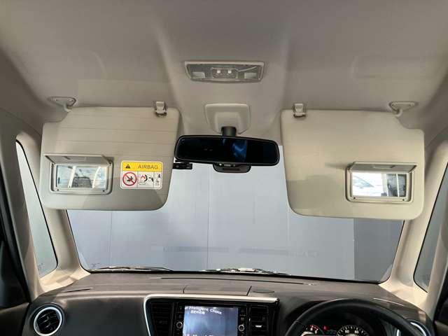 両席のサンバイザーにはバニティーミラーも付いています。身だしなみチェックには欠かせません。