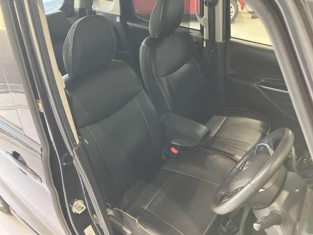 運転席、助手席です。座面も広くゆったりと座れてアームレストも付いているので重宝します。