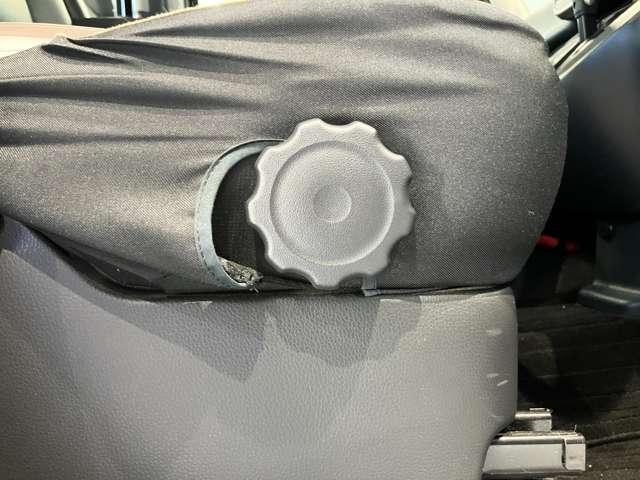 運転席はご自身の適切な運転ポジションへ移動可能なラチェットが付いております。