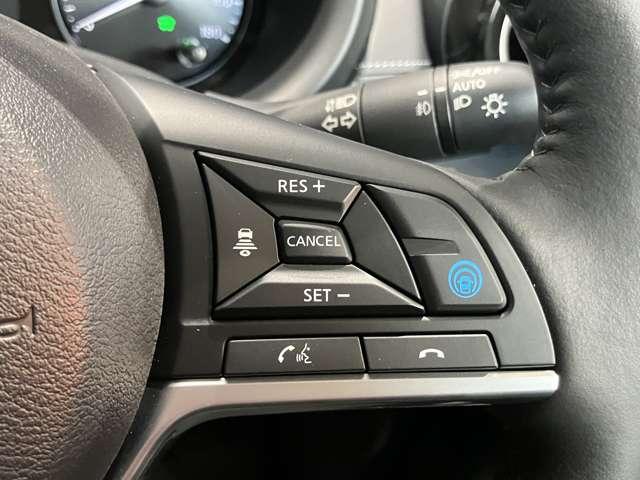 �n���h���E���ɂ̓v���p�C���b�g�X�C�b�`����������Ă��܂��B�������H�ȂǃA�N�Z���𓥂񂾂܂܂ł̑��s�̎��A�茳�̃X�C�b�`����ŃA�N�Z���𓥂܂Ȃ��Ă����x��ۂ��Ƃ��ł��܂��B