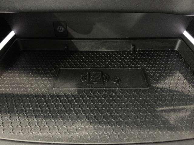 �w�ʏ[�d�@�\�t���ł��B�X�}�z���Ή��@��ł���Βu�����Ƃŏ[�d���Ă���܂��B