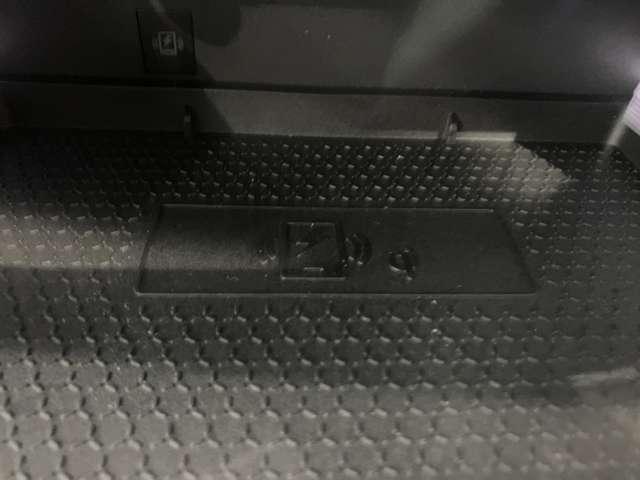 �w�ʏ[�d�@�\�t���ł��B�X�}�z���Ή��@��ł���Βu�����Ƃŏ[�d���Ă���܂��B