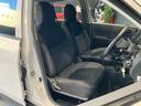 運転席、助手席です。ツートンカラーのシート地です。吸湿性のある布地をあしらい座面も広くゆったりと座れてきっと気に入っていただけると思います。