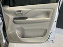 全席パワーウィンドウ付です。ドアの内側にも収納スペースやドリンクスペースがあってとっても便利。