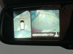 ４つのカメラで上から見たような映像を映し出す駐車に便利なアラウンドビューモニター付。 6