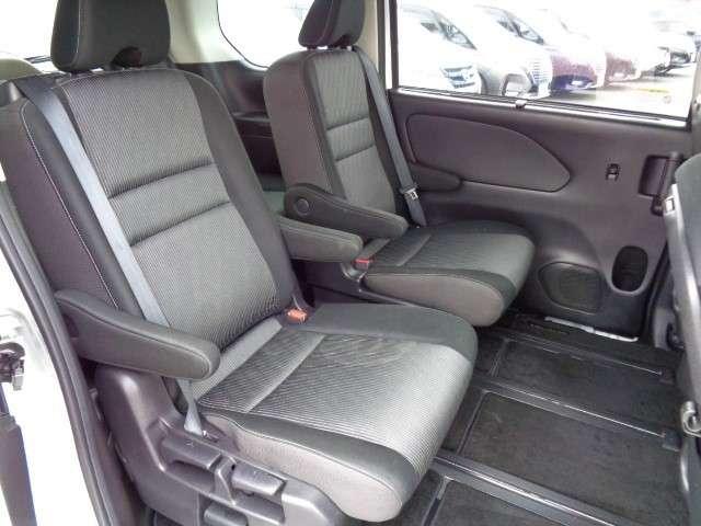 セレナ １．２　ｅ－ＰＯＷＥＲ　ハイウェイスター　Ｖ　後席モニター　プロパイロット　ドラレコ　スマートキープッシュスタート　左右パワースライドドア　エマージェンシーＢ　助手席エアバッグ　ＡＷ　ワンオーナー車　３列シート　ＥＴＣ車載器　ウォークスルー（6枚目）