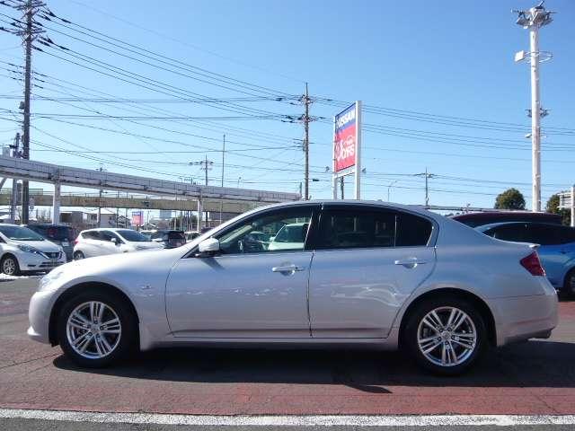 スカイライン ２．５　２５０ＧＴ　前席パワー装備当社下取りワンオーナー車　セキュリティー　スマートキ　バックビューカメラ　ワンオーナー　ナビ＆ＴＶ　パワーウインドウ　オートエアコン　サイドカメラ　ＥＴＣ　ドライブレコーダー　エアバッグ（18枚目）