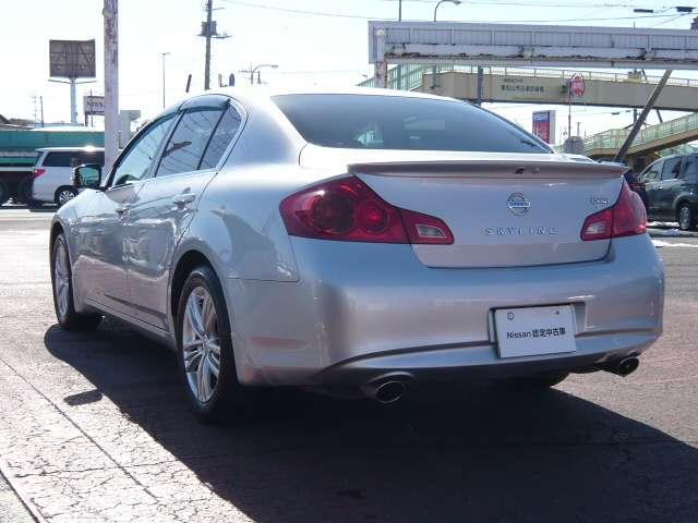 スカイライン ２．５　２５０ＧＴ　前席パワー装備当社下取りワンオーナー車　セキュリティー　スマートキ　バックビューカメラ　ワンオーナー　ナビ＆ＴＶ　パワーウインドウ　オートエアコン　サイドカメラ　ＥＴＣ　ドライブレコーダー　エアバッグ（21枚目）