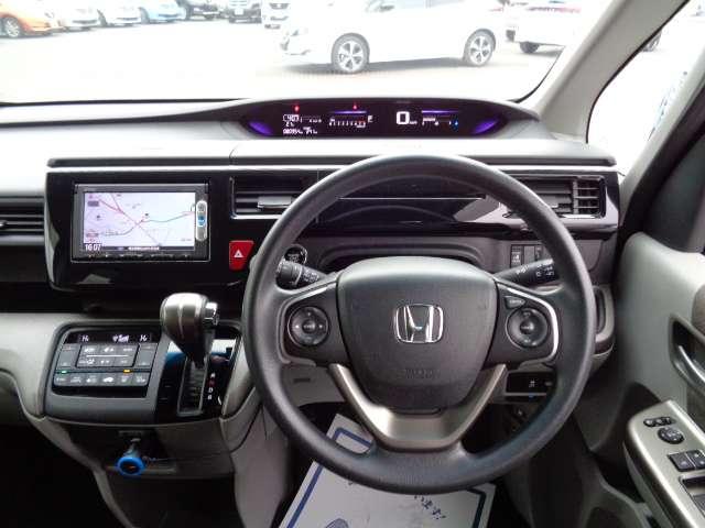 ステップワゴン １．５　Ｇ　４ＷＤ　フルセグ　クルコン　キーレス　オートエアコン　メモリーナビ　ワンオーナー　ＥＴＣ　バックカメラ　パワースライドドア　フルタイム４ＷＤ　盗難防止（4枚目）