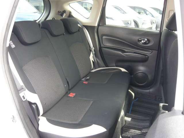 ノート １．２　ｅ－ＰＯＷＥＲ　Ｘ　スマートミラー装備当社下取りワンオーナー　衝突安全ブレーキ　アラウンドビュ－モニタ－　スマートキ－　地上デジタル　レーンアシスト　Ｗエアバック　ナビ・ＴＶ　１オーナー車　盗難防止システム　ＡＡＣ（11枚目）