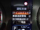 エマージェンシーブレーキは、　約１０〜８０ｋｍ／ｈ　の範囲で前方の車両や歩行者と衝突する可能性がある場合に作動し、自動的に停止又は減速することにより　衝突回避や衝突被害の軽減を図ります。