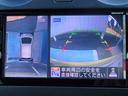 クルマを真上から見下ろしているかのような映像によって、車庫入れや縦列駐車などの駐車時に、自車と駐車位置の関係をひと目で確認でき、スムースな駐車をサポートします。
