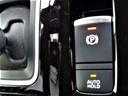 オートブレーキホールド機能は運転者のブレーキ操作によって停車した際に自動的にブレーキ力を保持する機能です。ブレ-キ力が保持されているときにアクセルペダルを踏むと自動的にブレ-キが解除され発進する事が出