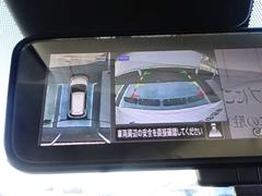 クルマを真上から見下ろしているかのような映像によって、車庫入れや縦列駐車などの駐車時に、自車と駐車位置の関係をひと目で確認でき、スムースな駐車をサポートします。 7