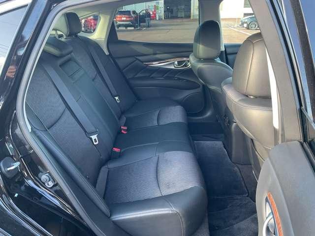 二列目の真ん中は肘掛・ドリンクホルダーとしてもお使いいただけます。