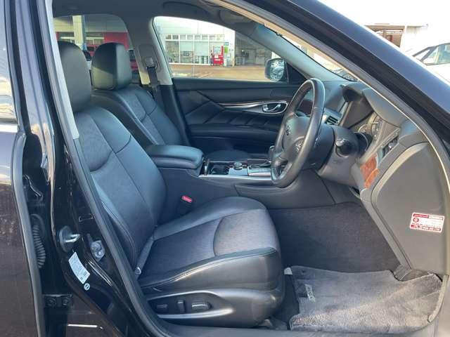 広く快適な運転席周りです。