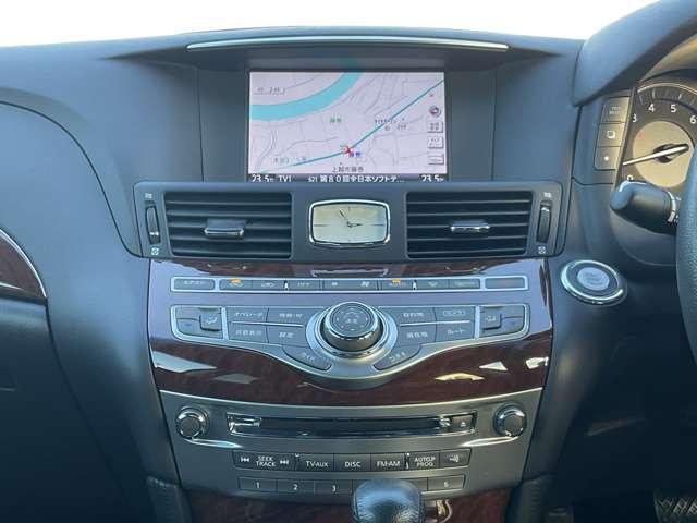 本革巻きステアリング。クルーズコントロール付きで高速も楽々です。