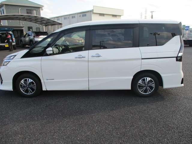 セレナ ｅ－パワー　ハイウェイスターＶ　日産プレミアム認定中古車（２年保証　走行距離無制限）　日産プロパイロット機能　純正大画面ナビ　アラウンドビューモニタ　ＬＥＤヘッドライト　ＥＴＣ　純正ドライブレコーダー　両側オートスライドドア（5枚目）