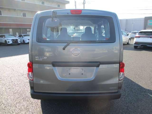 ＮＶ２００バネットバン １．６　ＤＸ　レンタアップ車／２人乗り／リモコンキー　アイドリングストップ　点検記録簿　禁煙車　パワーステアリング　エアバック　マニュアルエアコン　ＡＢＳ　キーフリー　フロントパワーウインドウ　ＷエアＢ（11枚目）