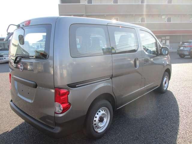 ＮＶ２００バネットバン １．６　ＤＸ　レンタアップ車／２人乗り／リモコンキー　アイドリングストップ　点検記録簿　禁煙車　パワーステアリング　エアバック　マニュアルエアコン　ＡＢＳ　キーフリー　フロントパワーウインドウ　ＷエアＢ（12枚目）