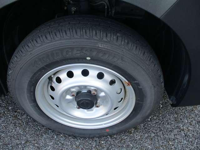 ＮＶ２００バネットバン １．６　ＤＸ　レンタアップ車／２人乗り／リモコンキー　アイドリングストップ　点検記録簿　禁煙車　パワーステアリング　エアバック　マニュアルエアコン　ＡＢＳ　キーフリー　フロントパワーウインドウ　ＷエアＢ（17枚目）