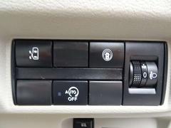 ◆助手席側オートスライドドア◆インテリジェントキーを身に着けていれば、リヤドアノブのワンタッチスイッチを押すだけでスライドドアが自動開閉します！運転席からでもドアを自動開閉できます！ 7