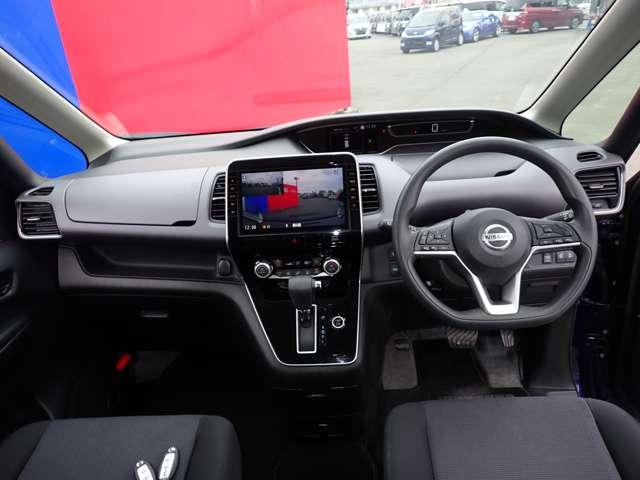 セレナ ２．０　ＸＶ　両側オートスライドドア　後席モニター　オートクルーズ　ＬＥＤライト　ＥＴＣ車載器　禁煙車　ワンオーナー車　インテリキー　バックカメラ　記録簿　ドラレコ　パワーウインドウ　盗難防止システム　ナビＴＶ　エアコン　ＡＢＳ　エアバッグ　キーレス（4枚目）
