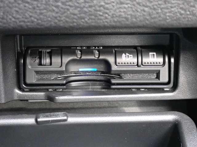 セレナ 2.0 NISMO 両側オートスライドドア 後席モニター 全方位モニター セキュリティ ワンオーナー インテリキー 記録簿 追従クルーズ 両側ASD サイドエアバッグ パワーウィンドウ Bカメラ ABS ドラレコ アルミ オートエアコン キーフリー ETC(17枚目)