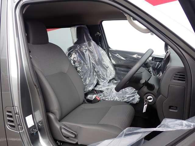 キャラバン ２．０　ＥＸ　ロングボディ　ＳＯＴＯＡＳＯＢＩパッケージ装着車　ワンオーナー　禁煙車使用　衝突被害軽減システム　バックカメラ　キーレスエントリー　全方位カメラ　記録簿　マニュアルエアコン　パワーウインドウ　メモリーナビ　盗難防止装置　サイドモニター　車線逸脱警報（7枚目）