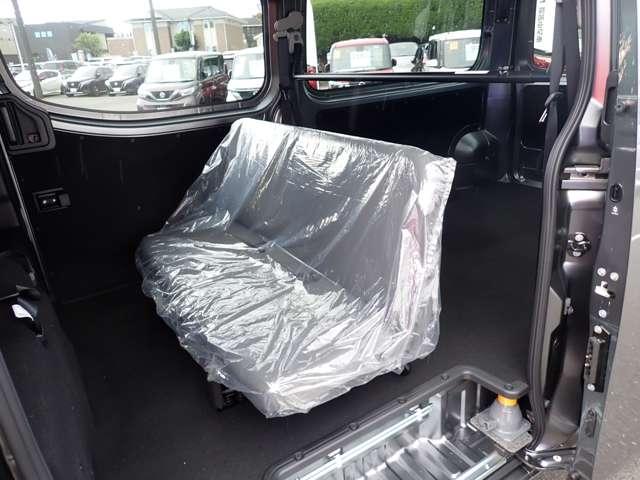 キャラバン ２．０　ＥＸ　ロングボディ　ＳＯＴＯＡＳＯＢＩパッケージ装着車　ワンオーナー　禁煙車使用　衝突被害軽減システム　バックカメラ　キーレスエントリー　全方位カメラ　記録簿　マニュアルエアコン　パワーウインドウ　メモリーナビ　盗難防止装置　サイドモニター　車線逸脱警報（10枚目）