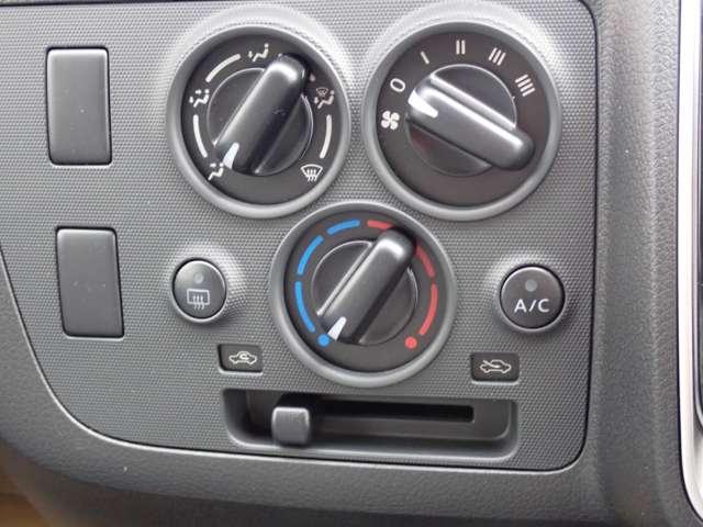 キャラバン ２．０　ＥＸ　ロングボディ　ＳＯＴＯＡＳＯＢＩパッケージ装着車　ワンオーナー　禁煙車使用　衝突被害軽減システム　バックカメラ　キーレスエントリー　全方位カメラ　記録簿　マニュアルエアコン　パワーウインドウ　メモリーナビ　盗難防止装置　サイドモニター　車線逸脱警報（12枚目）